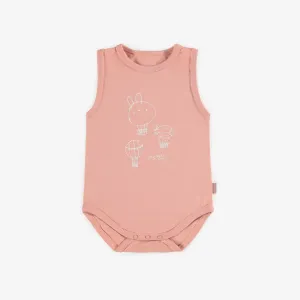 Cache-couche camisole rose pâle avec une illustration de montgolfières en jersey extensible, bébé || Pale pink bodysuit with straps and hot-air balloon illustration in stretch jersey, baby