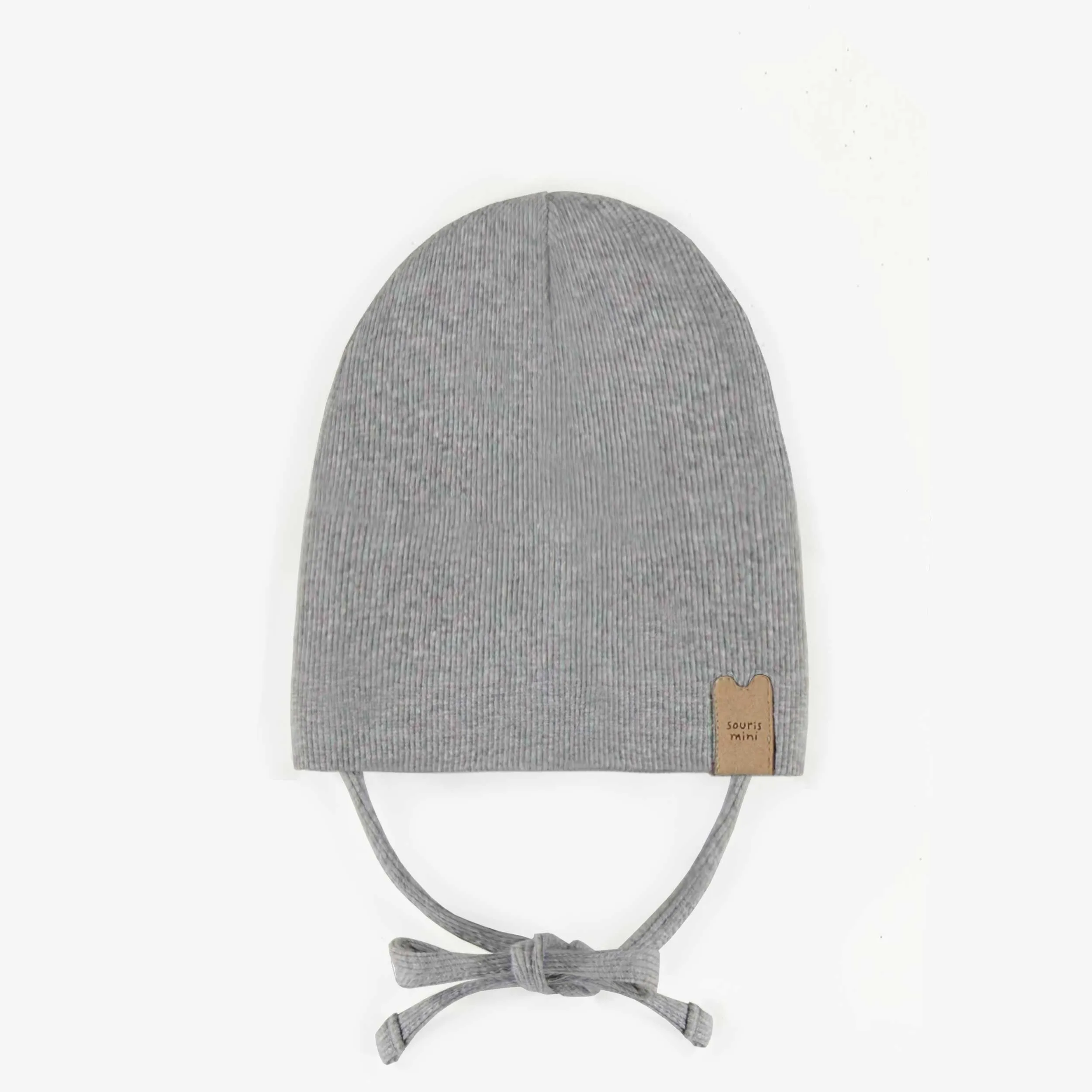 Chapeau gris d’extérieur avec cordons en tricot côtelé, naissance || Gray outdoor hat with cords in ribbed knit, newborn
