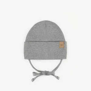 Chapeau gris d’extérieur avec cordons en tricot côtelé, naissance || Gray outdoor hat with cords in ribbed knit, newborn