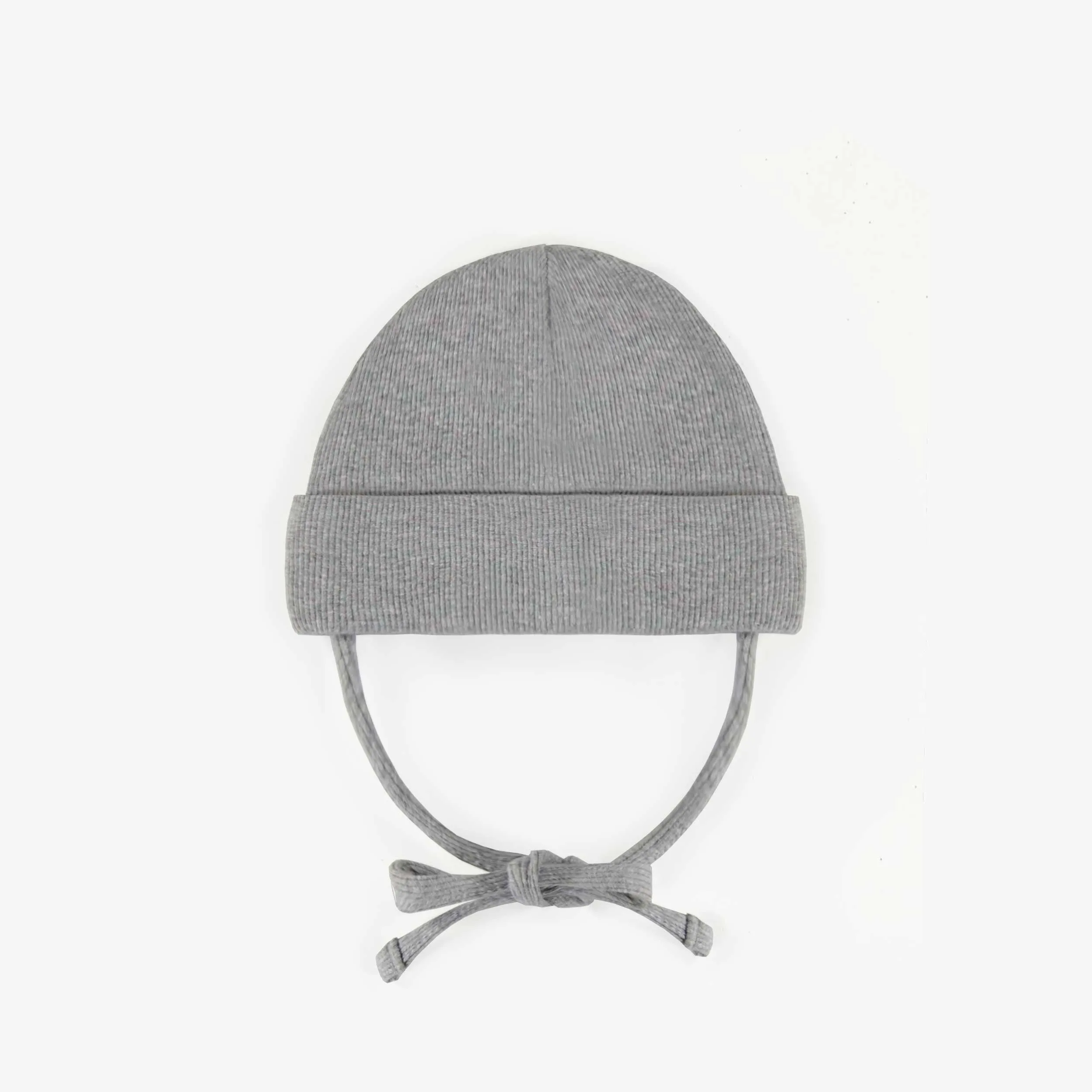 Chapeau gris d’extérieur avec cordons en tricot côtelé, naissance || Gray outdoor hat with cords in ribbed knit, newborn