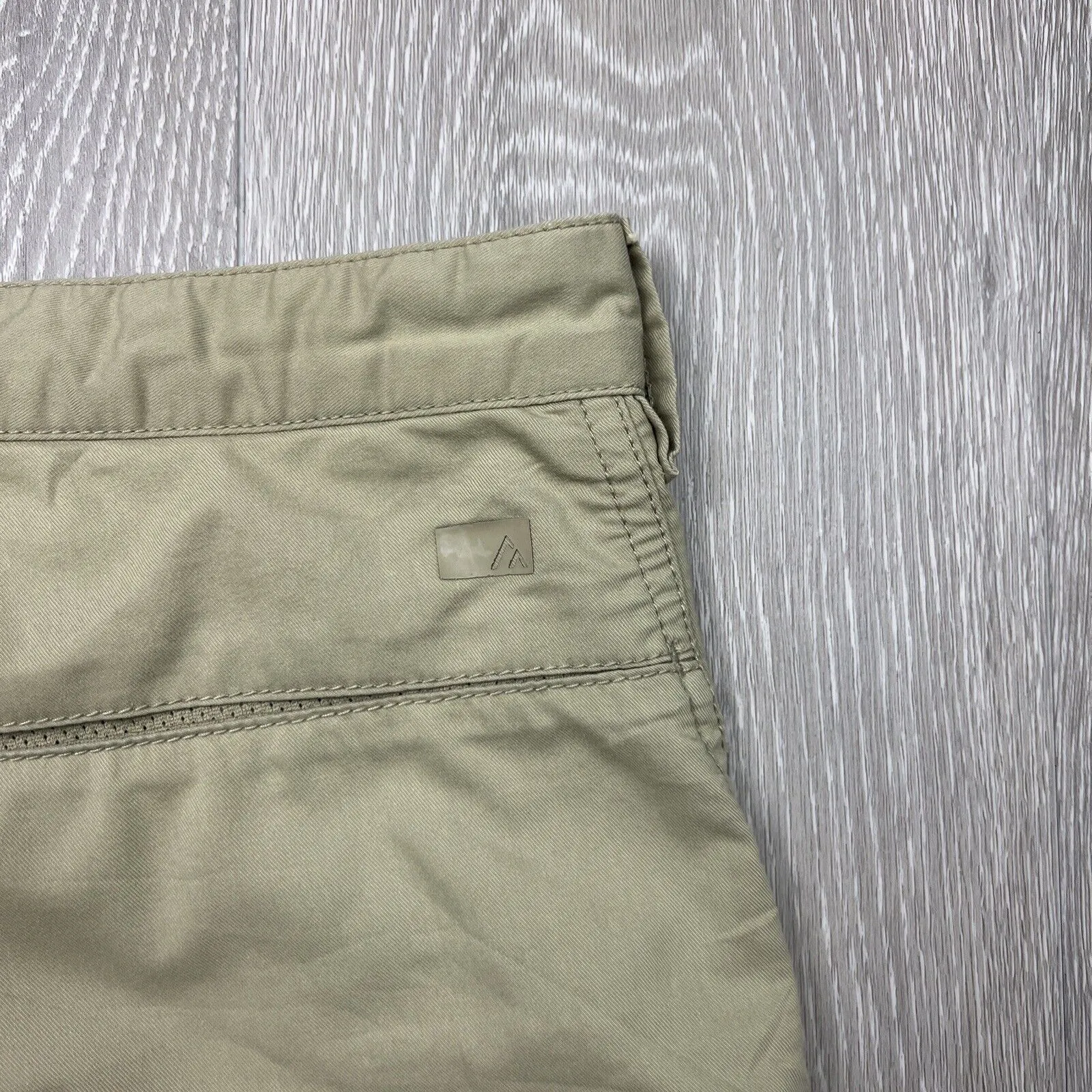 Colorado Mens Beige Shorts Size 32