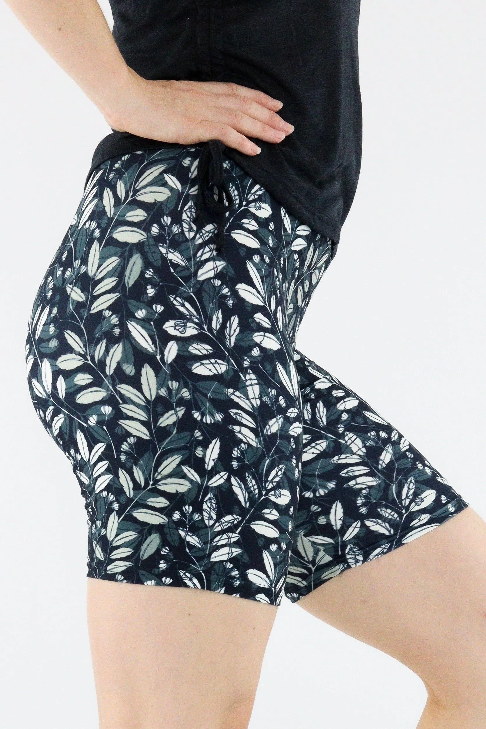 Leaf Trail - Casual Mid Shorts