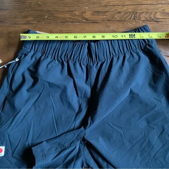 NWT Fjallraven Women’s Black Relaxed Fit High Coast Shorts Hiking Outdoor Sz 29