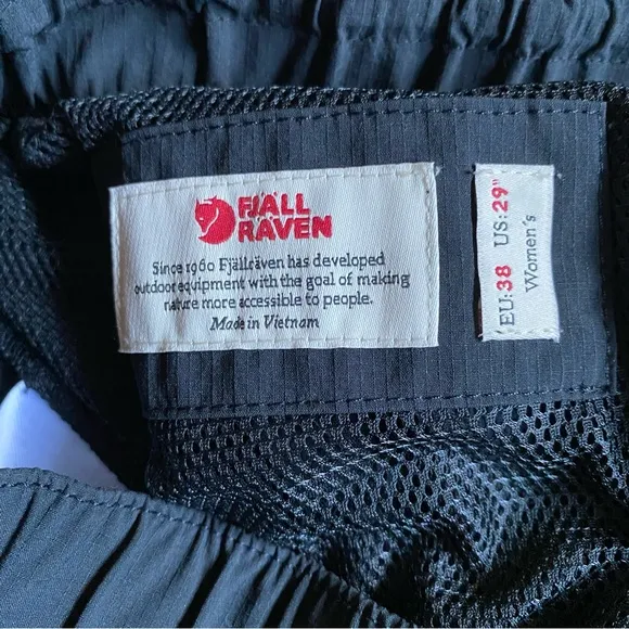 NWT Fjallraven Women’s Black Relaxed Fit High Coast Shorts Hiking Outdoor Sz 29