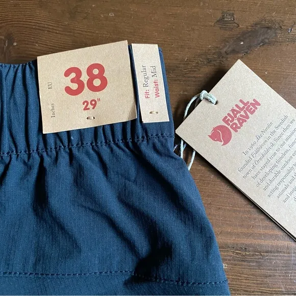 NWT Fjallraven Women’s Black Relaxed Fit High Coast Shorts Hiking Outdoor Sz 29